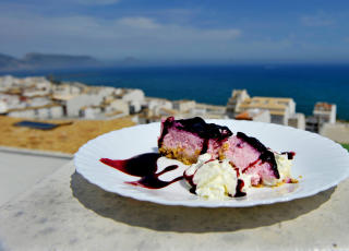 NORSK KAKE:  Bl�b�rkake p� Casa Vitals terrasse med en av Costa Blancas fineste utsikter. Foto: JOHN TERJE PEDERSEN/Dagbladet