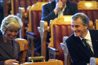 M�TTE GI TILBAKE: Anne-Grete Str�m-Erichsen og Jonas Gahr St�re vil n� levere tilbake gaver de har tatt til personlig eie etter dagens lovendring. Foto: Scanpix