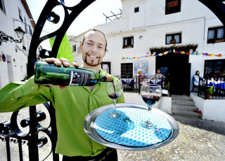  SPANSK VIN:  �ge Folkestad arrangerer ogs� vinsmaking med kjente, lokale spanske viner. Foto: JOHN TERJE PEDERSEN(Dagbladet