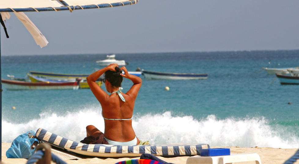 AFRIKA: Den afrikanske �ygruppa Kapp Verde ligger to timer s�r for Kanari�yene, og betegnes som solsikker. Her strandliv p� �ya Sal. Foto: EIVIND PEDERSEN