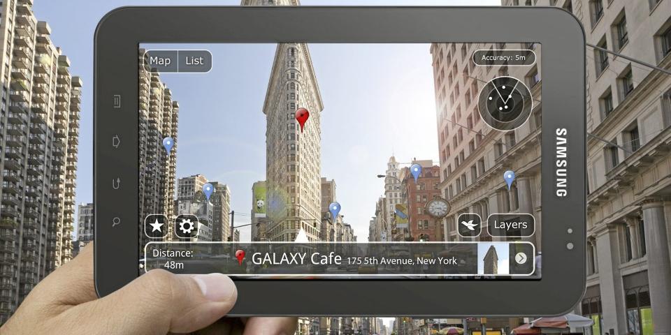 GALAXY PAD: Innebygget kamera og gps kominert med krystallklar skjerm �pner opp for helt nye muligheter. Som denne som gir deg augmented reality. FOTO: Samsung
