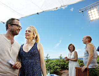 ENDEN ER N�R: Selv om idyllen virker komplett i den svenske skj�rg�rden, er apokalypsen faretruende n�re. Her er skuespillerne Jon �igarden (fra venstre), Ane Dahl Torp, Kjersti Holmen og Ingar Helge Gimle p� settet.
Foto: Nina Hansen / Dagbladet