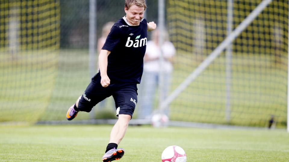 SUTRER IKKE: Bj�rn Helge Riise har bestemt seg for at han ikke skal sutre over manglende spilletid under Mark Hughes i Fulham, men jobbe knallhardt videre. Forel�pig vil han ikke ta en prat med sjefen - slik Morten Gamst Pedersen gjorde da han var ute i kulda i Blackburn da Hughes var manager der. 
Foto: Kyrre Lien / Scanpix