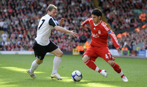 F�R TILBAKEMELDINGER: Bj�rn Helge Riise sier han fikk positive tilbakemeldinger fra Mark Hughes etter landskampen mot Frankrike, og for innsatsen p� trening. Her er han i aksjon mot Daniel Pacheco og Liverpool i v�res.  Foto: REUTERS/Russell Cheyne
