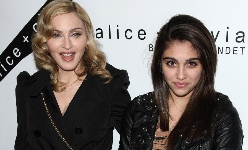 JOBBER SAMMEN:: Madonna og datteren Lourdes (13) samarbeider i Madonnas nye film �W.E.� Mor er bak kamera, datter foran. Foto: Scanpix