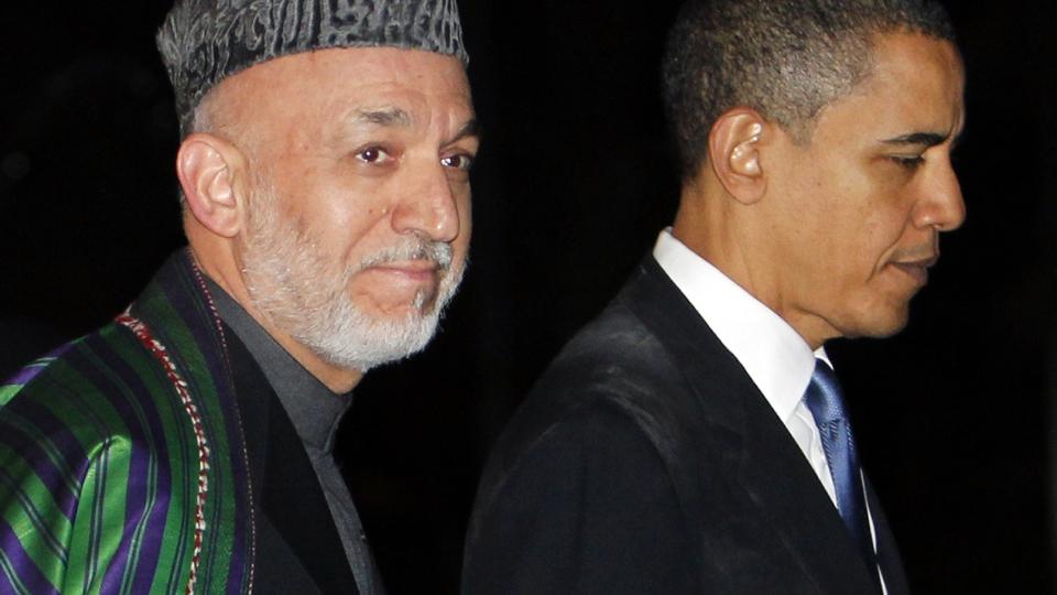 FORD�MMER ANGREP: Den afghanske presidenten ,Hamid Karzai, mener at NATO har drept ti sivile personer i et luftangrep. If�lge NATO skal ingen sivile ha blitt skadet. Her er Karzai sammen med President Obama under hans bes�k i Afghanistan. Foto: AP Photo/Charles Dharapak