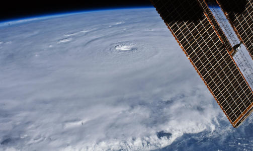 MONSTERORKAN: Her ser man orkan�yet til Earl sett fra den internasjonale romstasjonen 30. august. Foto: REUTERS/NASA/Handout