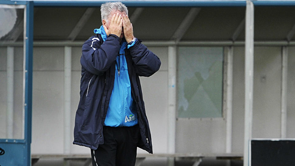 F�R SETT KAMPEN: Egil Drillo Olsen m� bare fjerne fingrene for � f� med seg EM-kvaliken mot Island i morgen kveld. Det er ikke like enkelt for nordmenn hjemme i TV-stua. Foto: Hans Arne Vedlog, Dagbladet