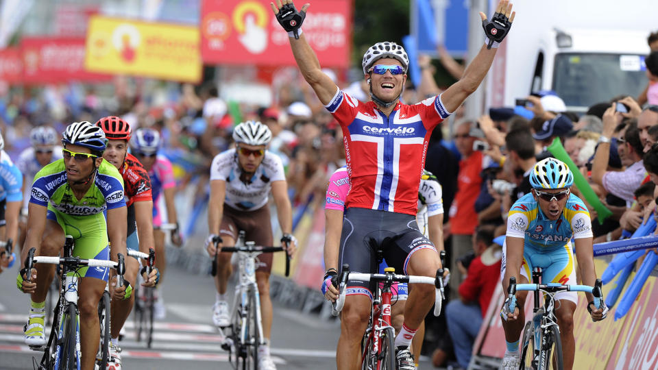 VISTE MUSKLER: Thor Hushovd var med feltet da de argeste spurtkonkurrentene m�tte slippe, og slo Daniele Bennati (t.v.) og Allan Davis (t.h.) i kampen om etappeseieren i Spania Rundt i dag. Foto: Jose Jordan, AFP/Scanpix
