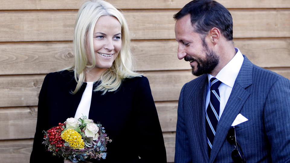 LATTERMILDE:
Kronprins Haakon og kronprinsesse Mette-Marit smilte og lo da de m�tte pressen i dag. Da m�tte de blant annet svare p� sp�rsm�l om babyryktene i dansk presse.
Foto: Gorm Kallestad / Scanpix