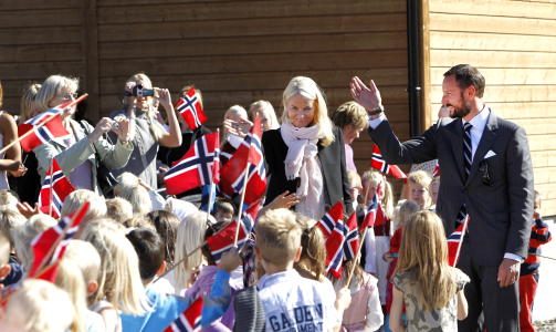 SJARMERTE UNGENE:
Kronprins Haakon og kronprinsesse Mette-Marit p� Veg�rshei under fylkesbes�ket i Aust Agder i dag. 
Foto: Gorm Kallestad / Scanpix