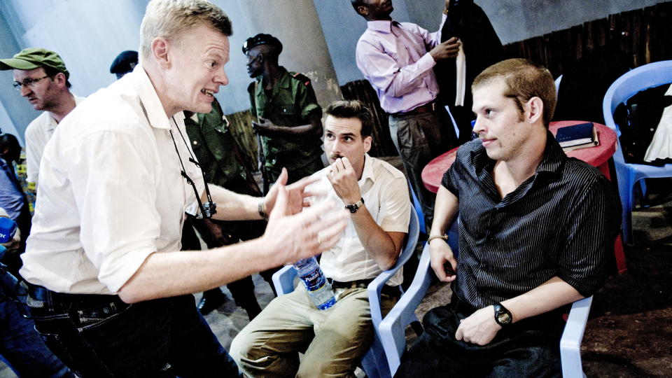 UTLEVERES - P� VILK�R:  Advokat Morten Furuholmen i prat med Tjostolv Moland (i midten) og Joshua French under ankesaken i Kisangani i Kongo i mai i �r. FOTO: THOMAS RASMUS SKAUG.
