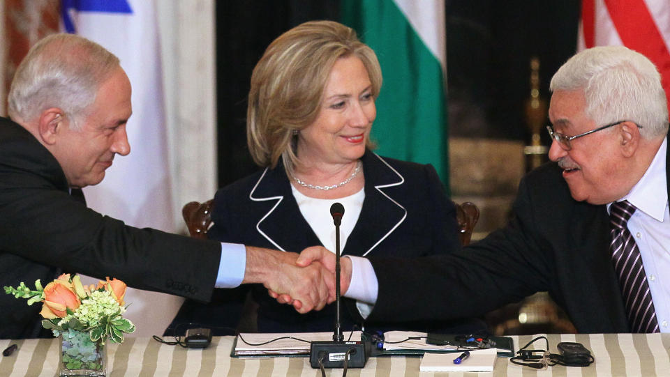 TAR GREP FOR FRED Benjamin Netanyahu og Mahmoud Abbas er enige om � m�tes igjen om to uker. Foto: Reuters / SCANPIX