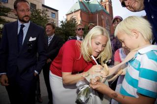 FIKK HILSEN P� GIPSEN: G�ran (8) sjarmerte kronprinsesse Mette-Marit i g�r. Foto: Eirik Helland Urke / STELLA PICTURES