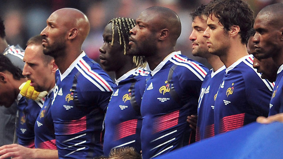 SYNG UT! Det var f� till�p til synging, eller for den saks skyld miming, under den franske nasjonalsangen f�r treningskampen mot Costa Rica i mai. N� krever Laurent Blanc endring, og har delt ut teksten til �La Marseillaise� til spillerne f�r morgendagens EM-kvalkamp mot Hviterussland. Foto: Philippe Huguen, AFP/Scanpix