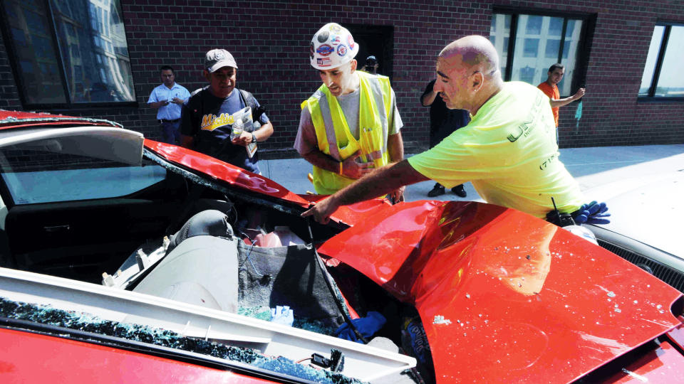 HER LANDET HAN: I 200 kilometer i timen dundret 22-�ringen rett gjennom taket og inn i en parkert Dodge Charger. Foto: Splash News/All Over Press