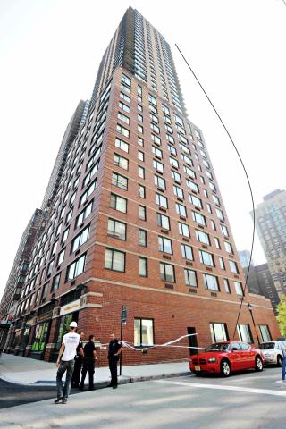 LANGT: If�lge amerikanske medier falt mannen fra 40. etasje. Foto: Splash News/All Over Press