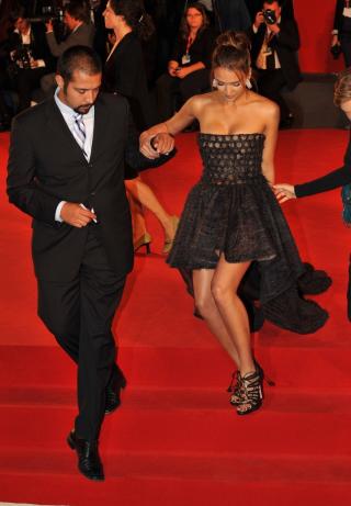 UST�: Jessica Alba m�tte f� litt hjelp ned trappen.  Foto: STELLA PICTURES