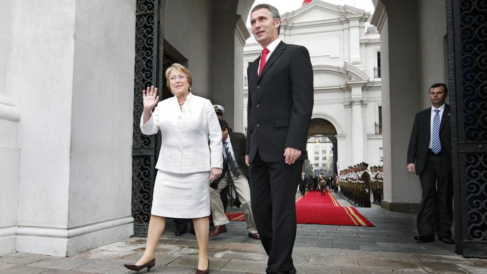 FIKK SKJERF: Statsminister Jens Stoltenberg fikk et sjerf og vinglass fra det chilenske presidentparet etter reisen Jens Stoltenberg og Ingrid Schulerud hadde til Chile i september samme �r. Her ankommer Stoltenberg presidentpalasset La Mondea i Santiago torsdag og blir tatt i mot av President Michelle Bachelet. Foto: HENNING LILLEG�RD / DAGBLADET