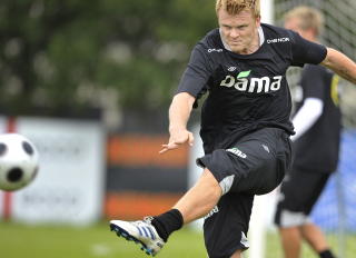 P� BEDRINGENS VEI:John Arne Riise f�lte seg i kveld s�pass pigg at han oppdaterte bloggen sin med en oppdatering fra sykesenga p� Ullev�l sykehus.Foto: Hans Arne Vedlog/Dagbladet
