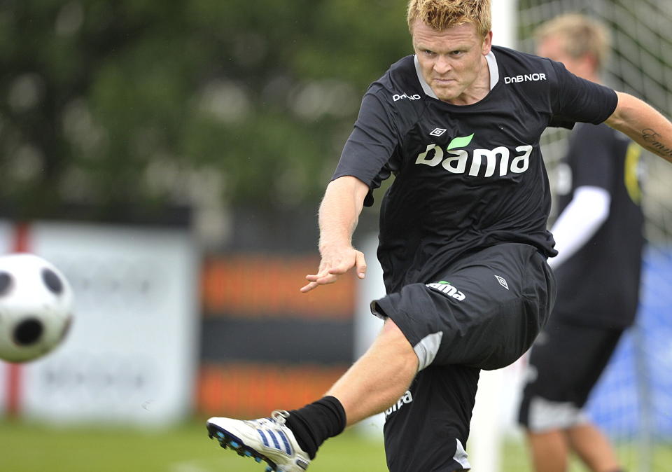 SYSTEMATISK: Ingen kan beskylde John Arne Riise for � ikke v�re seri�s i det han driver med. N� har han startet med isbad for � korte ned restitusjonstiden etter treninger og kamper. Totalt bruker han mellom to og tre timer p� skadeforebyggende tiltak daglig. Foto: Hans Arne Vedlog/Dagbladet