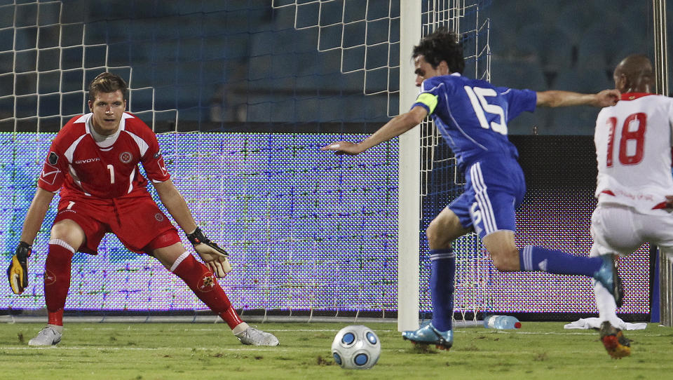SCORET ALLE TRE: Israels kaptein Yossi Benayoun scorer ett av sine tre m�l for Israel som slo Malta 3-1 i Ramat Gan i kveld. Foto: Nir Elias, Reuters/Scanpix