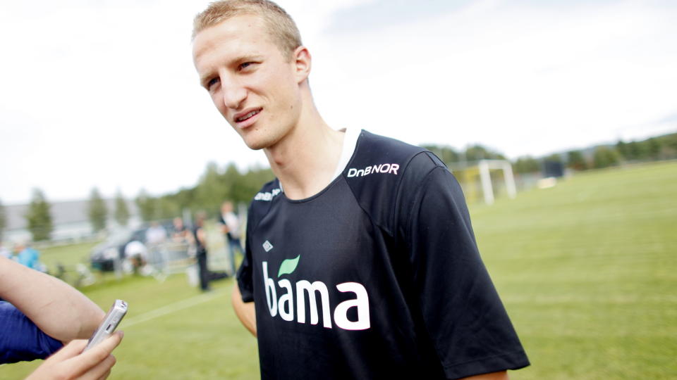 F� F�R SE BREDE: Langt f�rre nordmenn enn vanlig vil f� se landslaget i aksjon fredag, n�r EM-kvaliken innledes mot Island. - Norsk landslagsfotball er noe alle b�r f� se, p� linje med OL og VM, sier Hangeland. 
Foto: Kyrre Lien / Scanpix