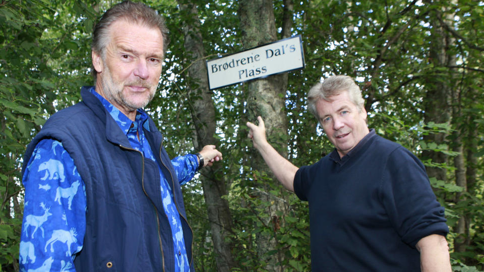 EGEN PLASS: Lars Mj�en og Knut Lystad er tilbake p� gamle trakter. P� innspillinsstedet for den f�rste Br�drene Dal-serien, oppdaget de at det hadde kommet opp et skilt til �re for dem. Foto: Torbj�rn Berg
