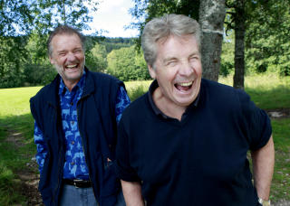MORSOMME: Lard Mj�en og Knut Lystad har ledd s� t�rene har trillet mange ganger. Foto: Torbj�rn Berg