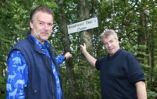 IKKE D�RLIG: � ha egen plass. Lars Mj�en og  Knut Lystad p� Br�drene Dals plass. Foto: Torbj�rn Berg