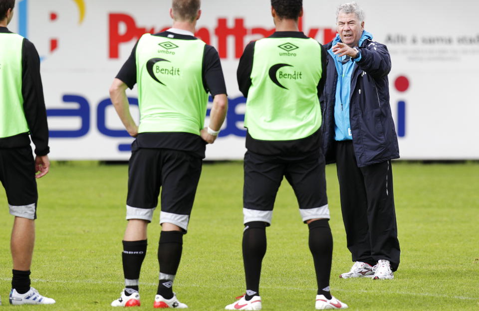 FERDIG P� FELTET: Landslagssjef Egil �Drillo� Olsen er ikke lysten p� nye treneroppgaver n�r St�le Solbakken overtar det norske landslaget i 2012.Foto: Erlend Aas / Scanpix