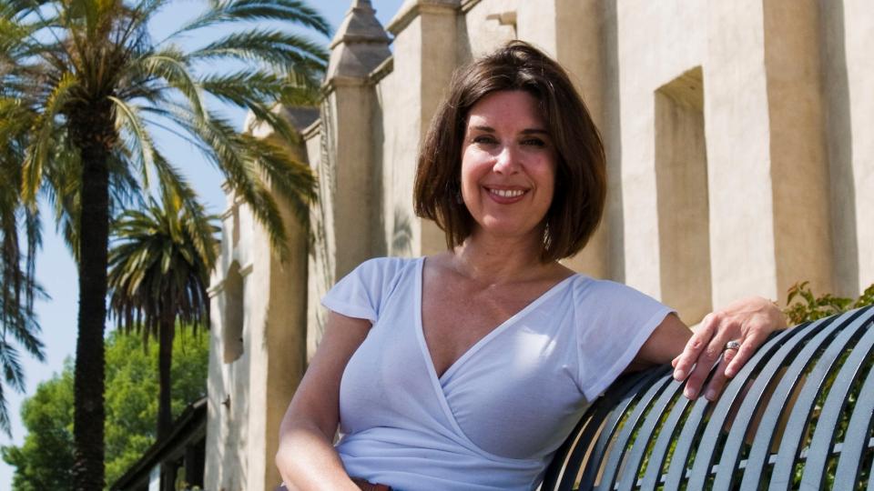 SALGSMASKIN: Cecilia Samartin vet hvilke strenger hun skal spille p� for � fange leserne. Denne gangen gir hun ogs� ut en kokebok samtidig med sin nye roman. Foto: JURITZEN