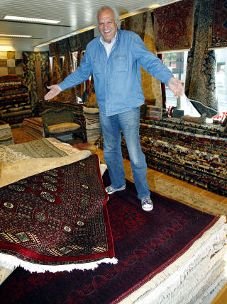 INVESTERINGENE: Her st�r Mahmoud Maktabi p� toppen av en av sine investeringer. Tepper er som penger, sier han. Foto: Jacques Hvistendahl. Foto: Jacques Hvistendahl / Dagbladet