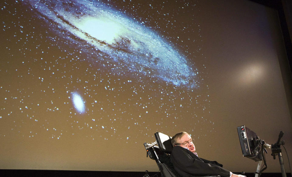 SETTER DAGSORDENEN: Stephen Hawking har i flere ti�r v�rt blant verdens aller mest kjente vitenskapsmenn, s�rlig for sine teorier om relativitet og svarte hull. Her fra et foredrag i Gen�ve. Foto: SALVATORE DI NOLFI/EPA/SCANPIX