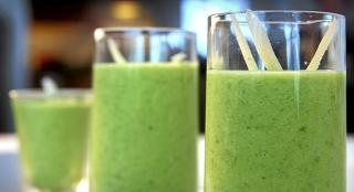 ERTESUPPE: P� sitt beste n�r den serveres som shots. Foto: Erik Hannemann