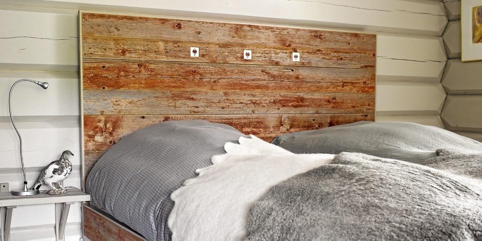 R�FT OG V�RBITT: Denne sengen er laget av en v�rbitt og r�dmalt l�vekledning. R�dfargen har prellet av den gamle l�ven med tiden, og v�r og vind har gitt treverket en r�ff patina FOTO: Per Erik J�ger