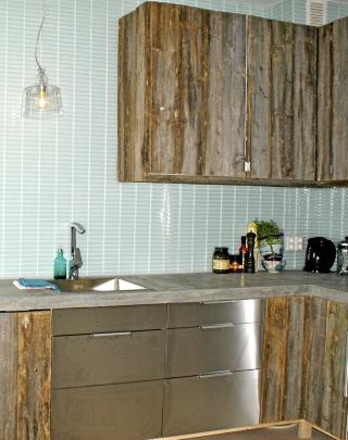 KJ�KKENINNREDNING: R�ff kj�kkeninnredning av gamle l�vevegger FOTO: Produsent