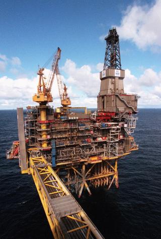 DOBBELTROLLE: En av inspekt�rene i Petroleumstilsynet som var med p� � granske en d�dsulykke p� Statoil-plattformen Oseberg B i mai 2009, mottar flere hundre tusen kroner �rlig i gullpensjon fra Statoil. 
Foto: Marit Hommedal, NTB / Scanpix