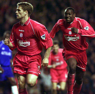 GJENFORENES: Michael Owen skal spille p� lag med sin gamle spissmakker i Liverpool, Emile Heskey, i morgen. REUTERS/Ian Hodgson