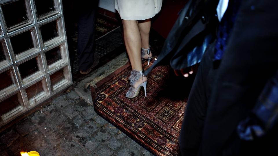 LEVERER TILBAKE: Dette teppet, brukt som r�d l�per under Jonas Gahr St�res 50-�rs dag, skal n� leveres tilbake til departementet. Regjeringen endrer i dag gavereglene. Foto: Nina Hansen.