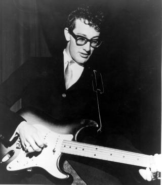 ORIGINALEN: Buddy Holly i aksjon p� 50-tallet.