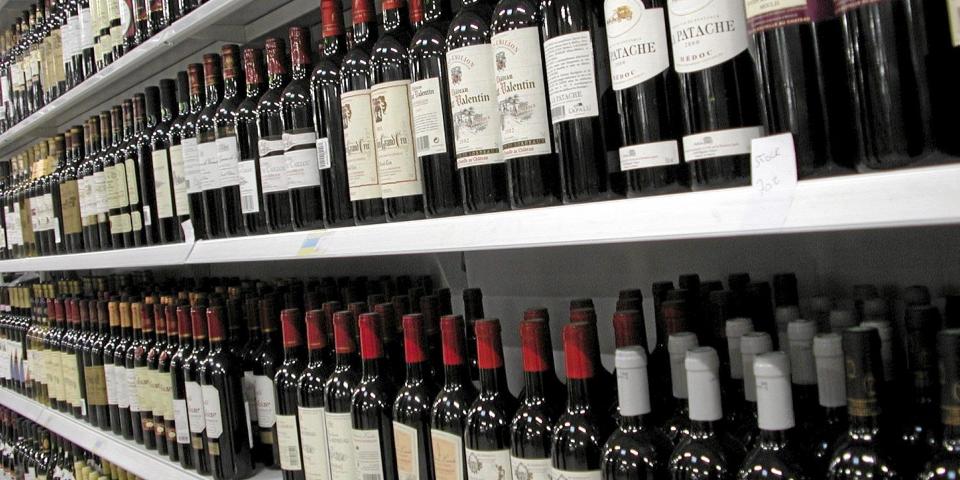 HOLDER STENGT: Vinmonopolet holder stengt hele p�sken.  Foto: Colourbox