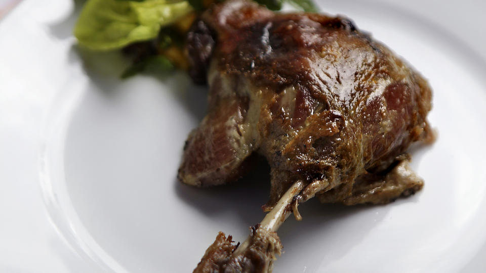 Norsk kusine: � koke andel�r i andefett kan bli dyrt. En billigere -  men fortsatt god - erstatning, er � sylte l�rene i eplejuice, urter, krydder og salt. Foto: Mette Randem.