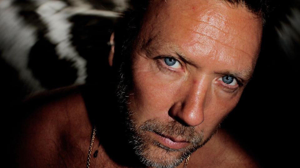 SVENSK FILMSTJERNE: Mikael Persbrandt har gjennom mange �r jobbet seg opp til � bli en av Sveriges st�rste filmstjerner. N� viser han frem Maria Bonnevie-tatoveringen sin. Foto: STELLA PICTURES