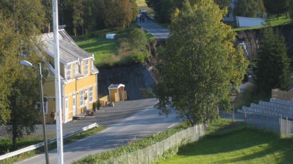RAST SAMMEN: Raset tok med seg bebyggelse og vei som vist p� dette bildet. (Bildet publiseres med samtykke fra fotograf Mette Sandaaker).