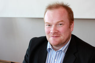 N�RE: Ordf�rer Bj�rn Inge Mo (Ap) kj�rte forbi rasstedet like f�r jordmassene kom. Foto: Troms AP