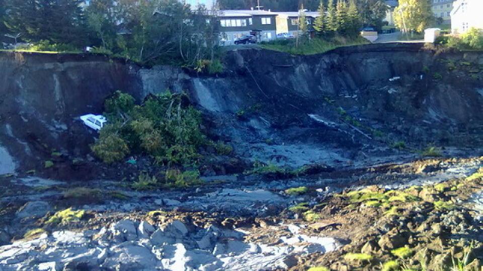 SKRED: Et nytt skred gikk i Lyngen i Troms i dag. F� timer tidligere hadde ordf�rerne i Lyngen og K�fjord samlet seg til kamp mot nok et avslag p� rassikring. Foto: 2400@db.no
