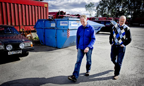 KREVENDE LOV: - Arbeidsmilj�loven er en krevende lov � f�lge  i ett og alt, og vi er ogs� bare mennesker som av og til gj�r feil. Dersom det viser seg at vi har mangler i v�re systemer eller rutiner,  vil vi selvf�lgelig rette opp i det. Men at vi systematisk skal ha utnyttet v�re ansatte &mdash; det er jeg helt sikker p� at vi ikke har gjort. Vi tjener ikke en krone mer ved � ansette utenlandske arbeidstakere enn om de hadde v�rt norske, sier Svein Tore Aurland (t.h.). Foto: �ISTEIN NORUM MONSEN