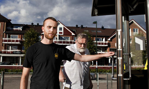 LUKKEDE D�RER: Nestleder Ola Melbye Pettersen i SOS Rasisme hevder organisasjonen er b�de �pen og demokratisk, selv om landsm�tet vedtok � kaste representanter fra media p� d�r. Her avbildet sammen med organisasjonens mektige mann, daglig leder Kjell Gunnar Larsen (t.h) utenfor skolen hvor landsm�tet avholdes. Foto: Sigurd Fandango