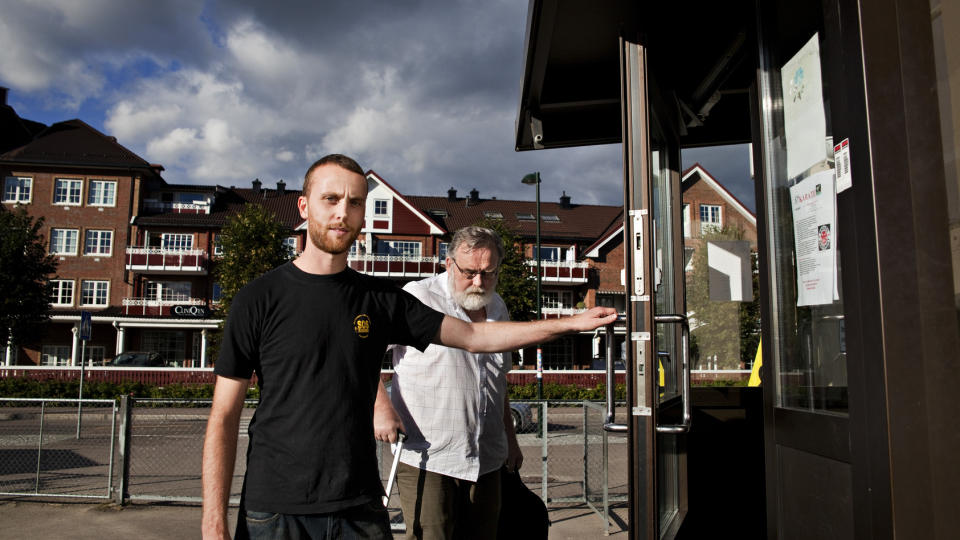 M�RKE SKYER TRUER: Nestleder Ola Melbye Pettersen (t.v.) �nsket velkommen organisasjonens mektige mann, daglig leder og hovedkasserer Kjell Gunnar Larsen, da landsm�tet startet fredag. En sliten �konomi henger over organisasjonen. Foto: Sigurd Fandango / Dagbladet